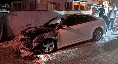 Suluova'da park halindeki araç yandı