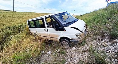 Sungurlu'da minibüs tarlaya uçtu: 1 ölü