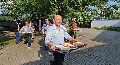 Sünnet cemiyetinde müdürler yemek servisi yaptı