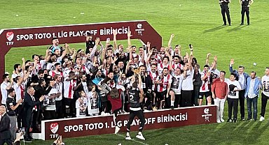 Süper Lig'e yükselen Pendikspor kupasını coşkuyla kaldırdı