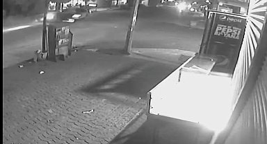 Şüpheli kovalayan polisler kaza yaptı...Kaza anı güvenlik kamerasına yansıdı