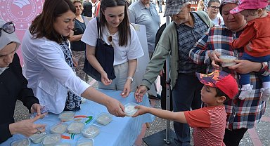 Sütlaç dağıtıp, Süt Günü'nü kutladılar