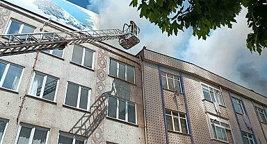 Tadilat yapılan çatı alevlere teslim oldu: O anlar kamerada