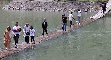 Tahta köprüden geçmek yürek ister
