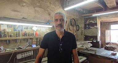 Tahtadan sanat eseri yapıyor