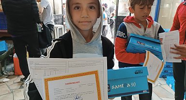 Takdir alan öğrencilere ayakkabı hediyesi