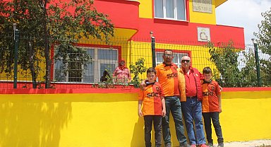 Takımı şampiyon olunca evini sarı-kırmızıya boyattı