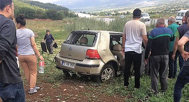 Takla atan otomobil tarlaya yuvarlandı: 2 yaralı