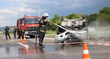 Takla atan otomobildeki 4 kişilik aile yara almadan kurtuldu