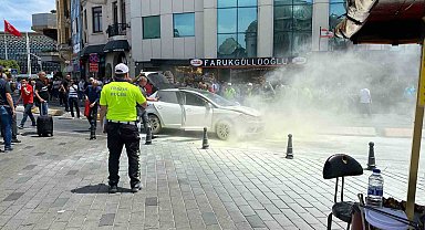 Taksim Meydanı'nda seyir halindeki araç bir anda alev aldı