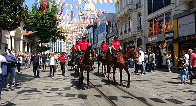 Taksim'de atlı polislere yoğun ilgi