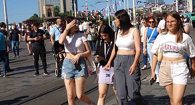 Taksim'de sıcaktan bunalan vatandaşlar şemsiye ile gezdi