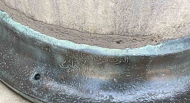 Tarihi açık hava arşivi: Cami sütunlarındaki bilezik yazıları