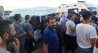 Tarım işçilerini taşıyan minibüs tırla çarpıştı: 21 yaralı