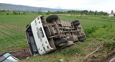 Tarlaya uçan midibüste bulunan 14 kişi ölümden döndü