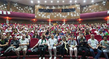 Tarsus Şehir Tiyatrosu, 'Çehov Vodvil' oyununu İzmir'de sahneledi