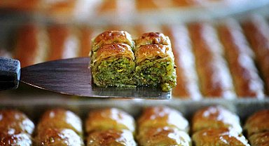 Taş fırında pişen bayramlık baklavalar tezgahta