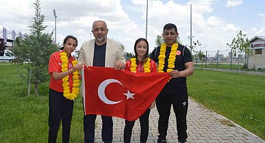 Taşoluklu güreşçiler çiçeklerle karşılandı