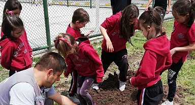 Tavşanlı'da öğrenciler sağlıklı gelecek adına fidan dikti