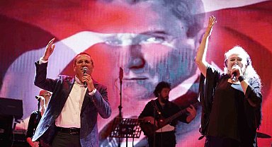Teferic Şenlikleri'nde Suzan Kardeş ve Mesut Ergin'den İzmir Marşı sürprizi