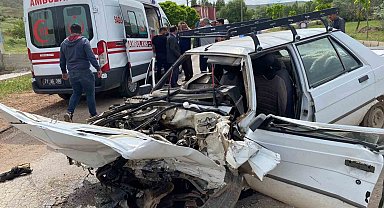 Tekeri kopan otomobil okul servisi ile çarpıştı: 12'si öğrenci 14 kişi hastaneye kaldırıldı