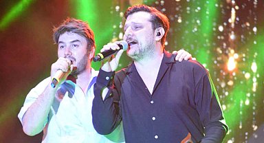 Tekirdağ'da ünlüler geçidi: 400 bin kişilik konsere yıldız yağdı