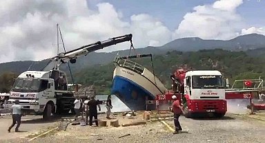 Tekneyi taşıyan vinç zinciri koptu, panik anları kameraya yansıdı
