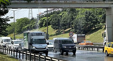TEM Otoyolu'nda ilginç görüntü: Üstgeçitte boru patladı, sürücüler araçlarını yıkadı