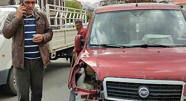 Ters yöne giren yabancı plakalı otomobil kazaya neden oldu