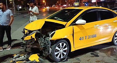 Ticari taksi ile otomobil kavşakta çarpıştı: 1 yaralı