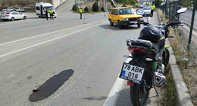 Ticari taksi motosikletle çarpıştı: 1 yaralı