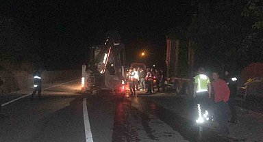 Tır bariyerlere çarptı, taşıdığı iş makineleri uçurumdan metrelerce aşağı uçtu