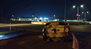 Tır kırmızı ışıkta bekleyen otomobile çarptı: 3 yaralı