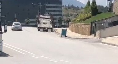 Tırdan kayan sıfır SUV araç, park halindeki otomobillere çarptı