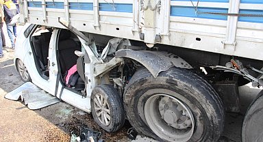 Tırın altına giren otomobildeki anne ve kızı ağır yaralandı
