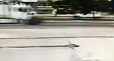 Tırın çarptığı otomobil metrelerce sürüklendi