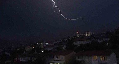 Tokat'ta geceyi şimşekler aydınlattı