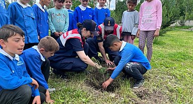 Tokat'ta Jandarma ve çocuklar fidan dikti