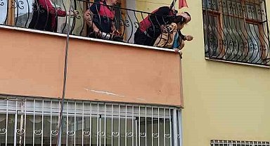Tokat'ta kafası balkon demirine sıkışan çocuk kurtarıldı