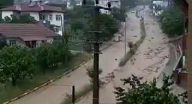 Tokat'ta sağanak yağış gölü taşırdı