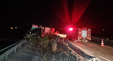 Tomruk yüklü kamyon bariyerlere girdi: 1 ölü