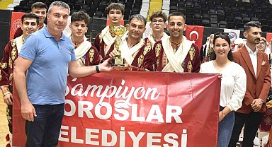 Toroslar Belediyesi halk oyunları ekibi şampiyon oldu