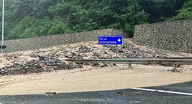 Trabzon-Gümüşhane karayolu sel sularının getirdiği taş ve çamur nedeniyle ulaşıma kapandı