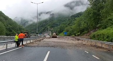 Trabzon-Gümüşhane karayolu yolu sel sularının getirdiği taş ve çamur nedeniyle ulaşıma kapandı