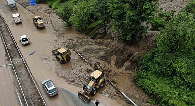 Trabzon-Gümüşhane karayolunda ulaşım sel sularının getirdiği taş ve çamur nedeniyle tek şeritten sağlanıyor