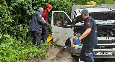 Trabzon'da araç köy yolundan karayoluna düştü: 3 yaralı