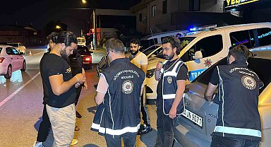 Trafik ekiplerinin dikkatinden kaçmadı, 5 kaçak göçmen yakalandı