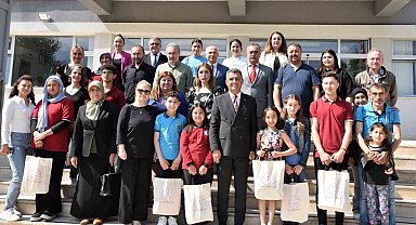 Trafik güvenliğini en iyi anlatan öğrenciler ödüllendirildi