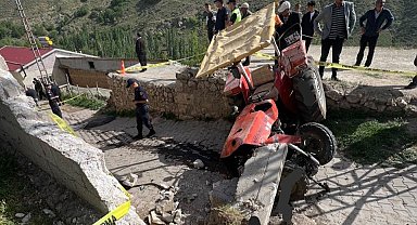 Traktör devrilmesi sonucu baba öldü, çocukları yaralandı