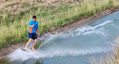 Traktör ile sulama kanalında sörf